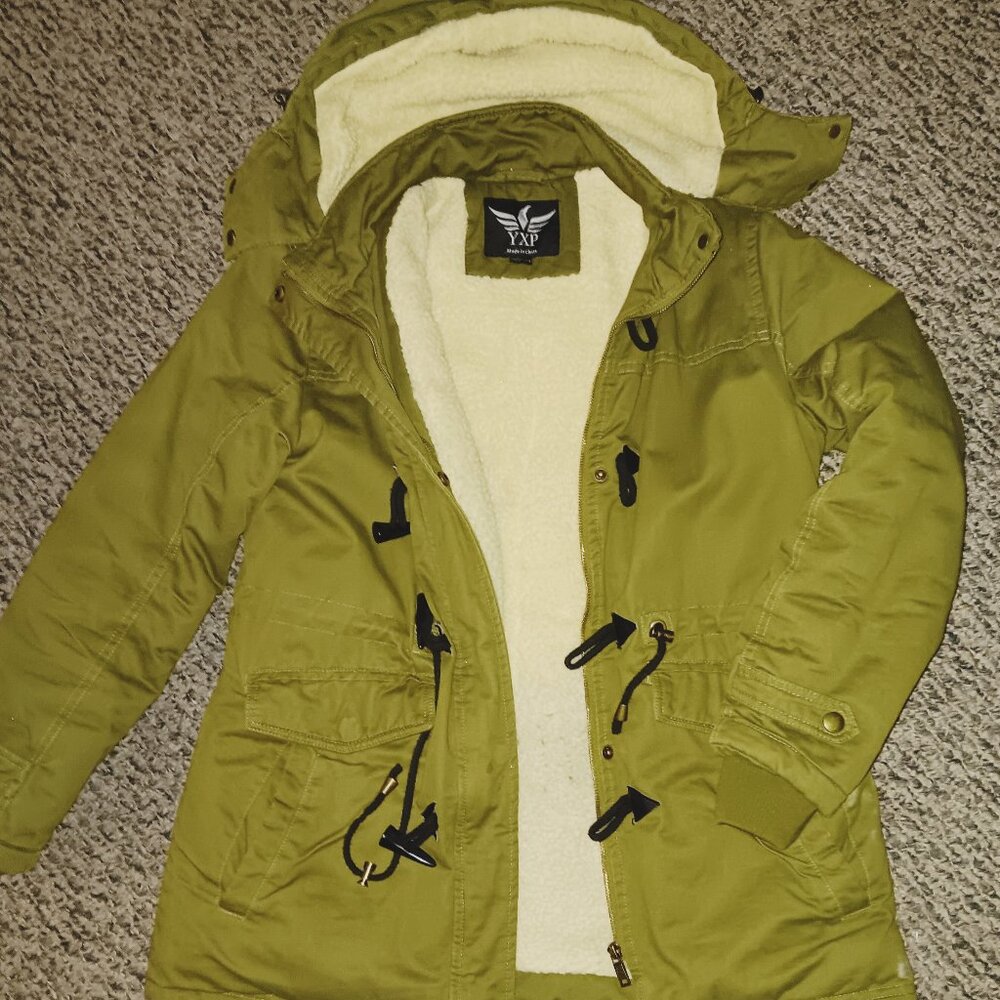 Cozy & Stylish Army Green Jacket – Faux Sherpa Lined, Size M!